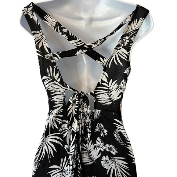 Forever 21 | Black and White Maxi Dress with Cross Back Detail - Picture 3 of 5